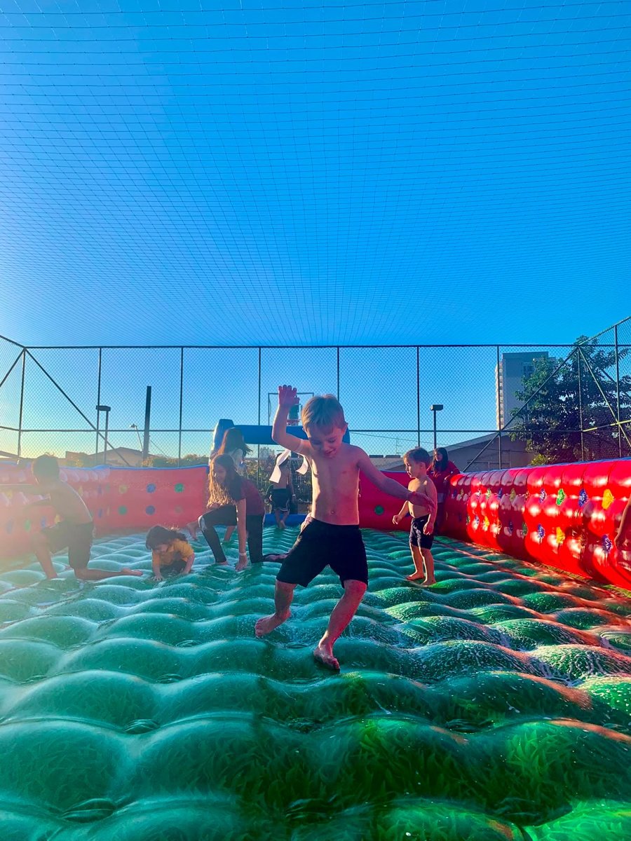 Crianças brincando na Arena Fut-Sabão da Artuela